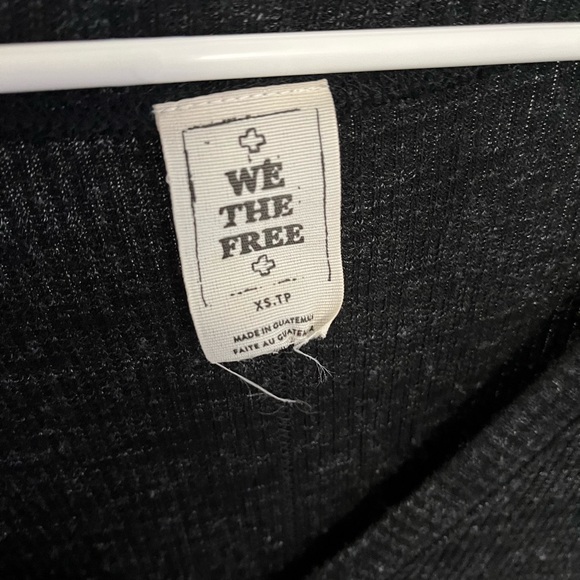 Free People Sweater
#freepeople
#wethefree
#sweater
#cardigan
#croptop - Picture 3 of 3